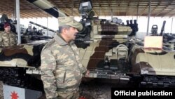 Müdafiə naziri Zakir Həsənov döyüş bölgəsində