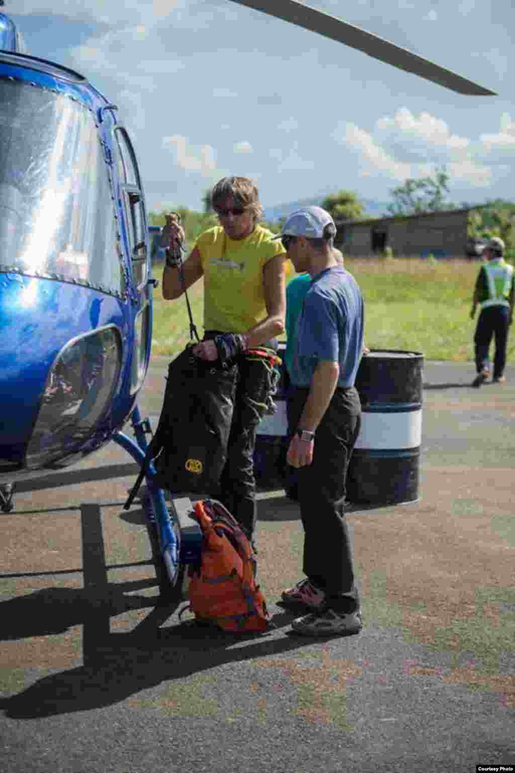 ခါကာဘိုရာဇီက ပျောက်ဆုံးရဟတ်နဲ့ ပျောက်ဆုံး တောင်တက်သမား ၂ ဦးကို ရှာဖွေကယ်ဆယ်ရေးအဖွဲ့ (ဓာတ်ပုံ ထူးဖောင်ဒေးရှင်း) 