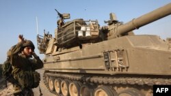 以色列军方一辆自行榴弹炮车在以色列南部地区行进。（2023年10月8日）