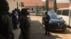 Un gendarme en faction au tribunal militaire de Yaoundé, le 14 décembre 2018. (VOA/Emmanuel Jules Ntap)