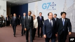 七国领导人在布鲁塞尔合影后离开场地
