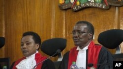 Jaji mkuu wa Kenya David Maraga (Kulia0 na naibu wake, Philemona Mwilu.