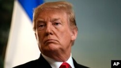 도널드 트럼프 미국 대통령이 25일 백악관에서 베냐민 네타냐후 이스라엘 총리 연설을 듣고 있다. 