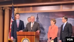 参议院少数党领袖舒默（Sen. Chuck Schumer, D-NY）2019年4月4日召开记者会，推出《芬太尼制裁法》。（美国之音记者李逸华摄）