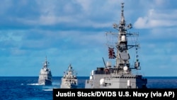 日本、印度、澳大利亚和美国海军在举行联合军演。（2021年8月27日）