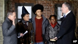 德布拉西奥（右）在家人陪伴下宣誓就任纽约市长。