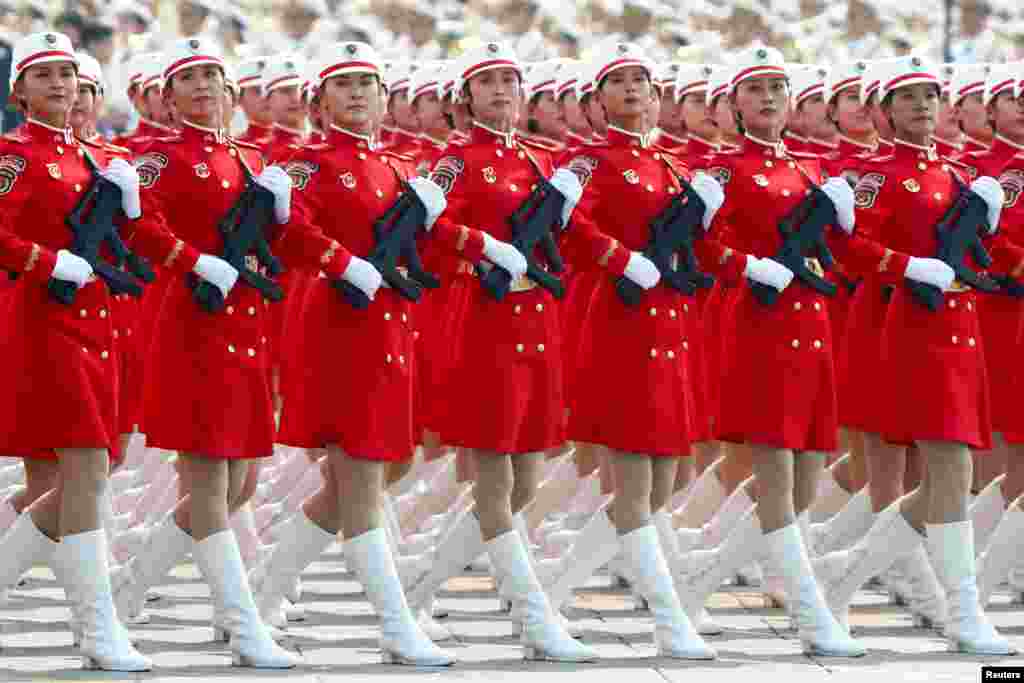 پریڈ میں خواتین فوجی اہلکار بھی بڑی تعداد میں شریک تھیں۔ انہوں نے قومی پرچم کے رنگ سے مشابہہ سرخ رنگ کے لباس زیب تن کیے ہوئے تھے۔