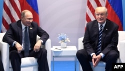 资料照：美国总统特朗普和俄罗斯总统普京在德国汉堡出席G20峰会期间举行会晤。（2017年7月7日）