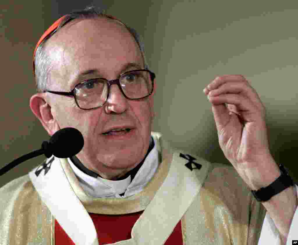 새 교황에 선출된 프란치스코 1세. 2005년 아르헨티나 성당에서 미사를 집전하는 모습.(자료사진)