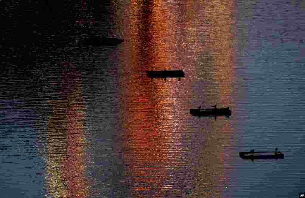 ពន្លឺភ្លើង​ពី​ពិព័រណ៍​កម្សាន្ត​ឆ្លុះ​ទៅ​ក្នុង​បឹង​តូច​មួយនៅ​សួន Olympia​ ទីក្រុង​ Munich ប្រទេស​អាល្លឺម៉ង់​កាល​ពី​ថ្ងៃទី​០៧ សីហា ២០១៧។​​