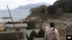 一位4岁女孩仍在等待她在地震海啸中失踪的父母和妹妹