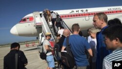 북한 고려항공 여객기 이용객들이 평양에서 줄지어 탑승하고 있다. (자료사진)