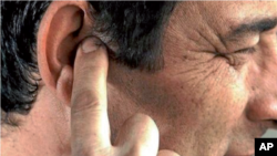 داکتر حمیدی می گوید گوش برعلاوه وظیفۀ شنیدن، در توازن نیز نقش دارد.