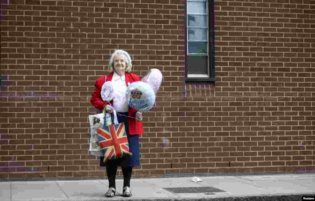 Penggemar setia anggota kerajaan, Margaret Tyler, menunggu di luar Rumah Sakit St. Mary&#39;s, tempat Duchess of Cambridge akan melahirkan (20/7). (Reuters/Paul Hackett)