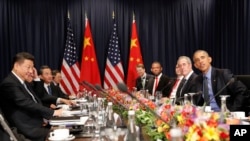 在秘鲁参加亚太峰会的美国总统奥巴马和中国主席习近平以及双方代表团举行会谈（2016年11月19日）