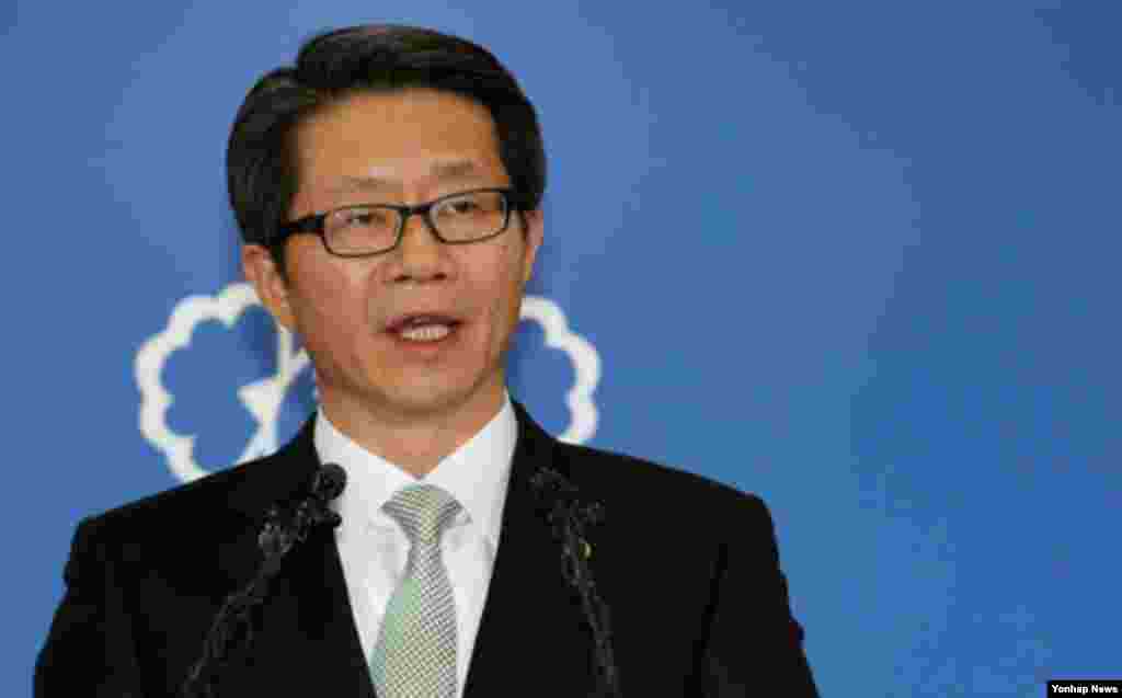 26일 류길재 한국 통일부 장관이 정부서울청사에서 개성공단 우리측 체류인원의 전원 철수를 권고하는 성명을 발표하고 있다.