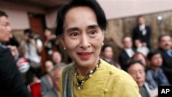 Aung San Suu Kyi menyapa para pendukungnya usai konferensi pers di Tokyo, Jepang, Rabu (17/4).