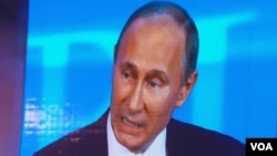 普京在新闻发布会上(美国之音白桦拍摄)