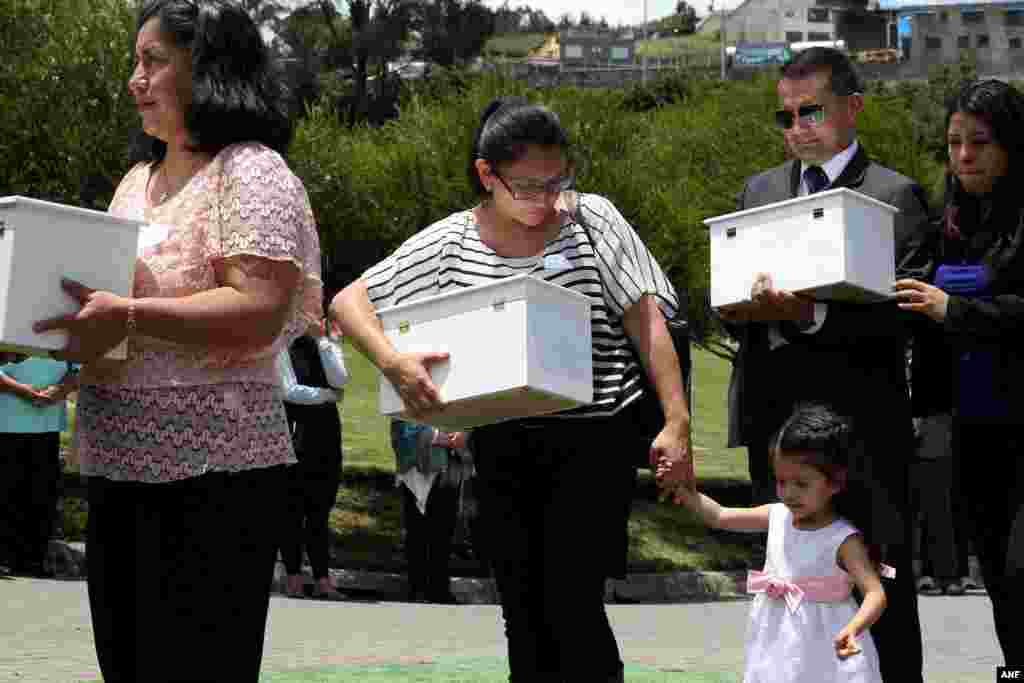 សមាជិក​នៃ​ក្រុម​គាំទ្រ​ភាព​រស់រាន​មានជីវិត​និង​ឪពុកម្តាយ​ចិញ្ចឹម​ដែល​ត្រូវ​បាន​គេ​ជ្រើស​រើស​ឱប​ម្ឈូសដាក់​ទារកដែល​ត្រូវ​គេ​រំលូតដែល​ត្រូវ​បាន​គេ​រក​ឃើញ​នៅ​ក្នុង​កន្លែង​ដាក់​សាកសព​មួយ​ក្នុង​ទីក្រុង​ Quito ប្រទេស​អេក្វាឌ័រ កាលពី​ថ្ងៃទី​១៣ មីនា ២០១៨។