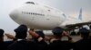 Para pilot Garuda Indonesia memberi hormat pada acara perpisahan pengoperasian pesawat Boeing 747 terakhir milik maskapai itu di Bandara Soekarno-Hatta, 9 Oktober 2017. (Foto: Dita Alangkara/ AP)