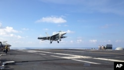 FA-18战斗机降落在斯坦尼斯航空母舰(资料图片)