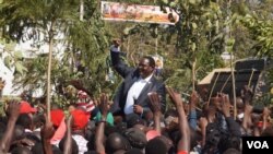 FILE - Opposition Malawi Congress Party leader Lazarus Chakwera addresses the protesters in Blantyre, July 25, 2019, where he said he would not relent until justice is done. (VOA/L.Masina)