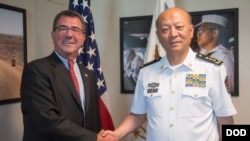 中国海军司令员吴胜利（右）和美国国防部副部长卡特在美国五角大楼会晤后握手（2013年9月11日）