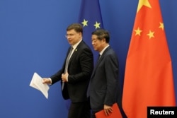 欧盟委员会执行副主席兼贸易专员瓦尔迪斯·东布罗夫斯基斯（Valdis Dombrovskis）在访问北京期间与中国副总理何立峰出席联合记者会。（2023年9月25日）