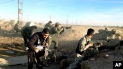 موضع گیری نیروهای دولتی عراق در خط مقدم جنگ علیه پیکارجویان داعش در شهر رمادی مرکز استان انبار - آرشیو