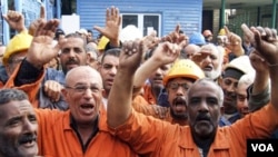 Para buruh Otoritas Terusan Suez melakukan unjuk rasa dan memulai gerakan mogok kerja di kota Ismailia, Mesir (9/2).