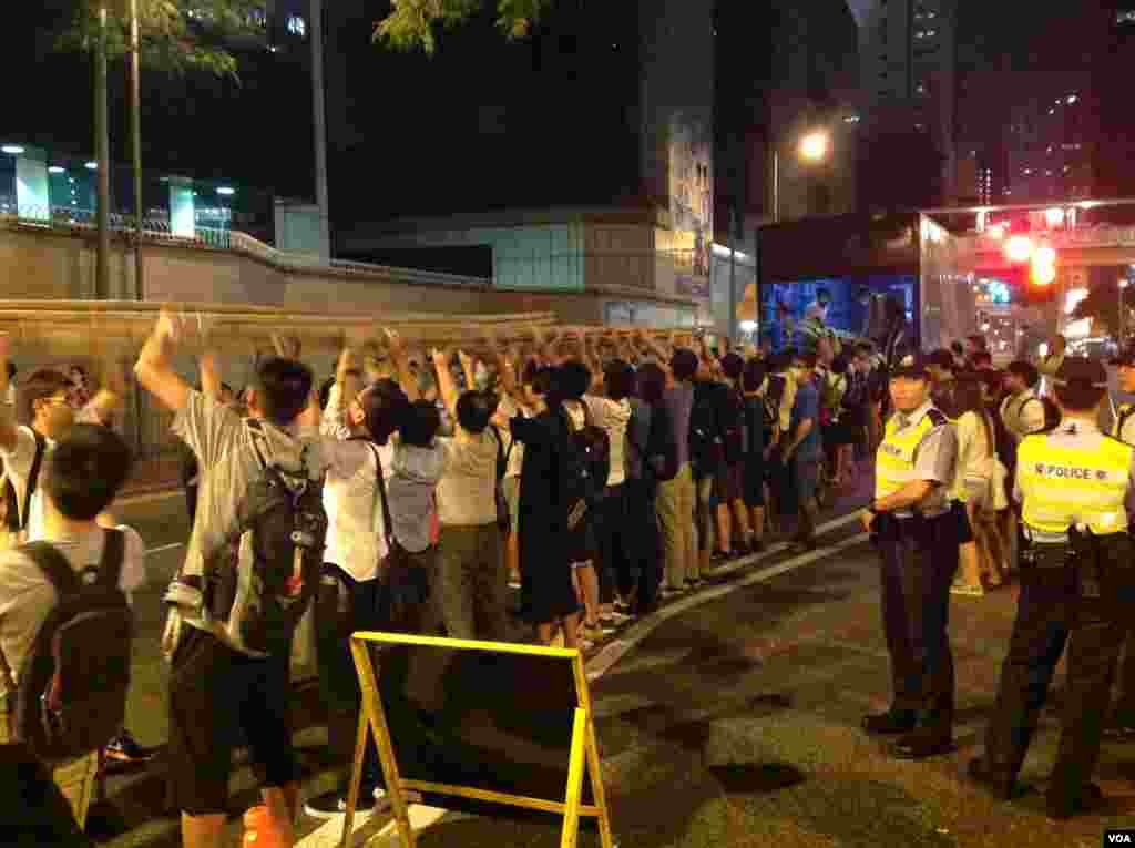 占领人士星期一晚在金钟道上架设和加固路障 (美国之音海彦拍摄)