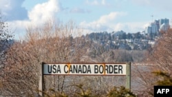 2025年3月5日，在华盛顿州布莱恩的和平拱门过境点，树立着美国和加拿大边境的标志。