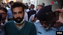 عدالتی حکم پر پولیس ملزم ظاہر جعفر کو زبردستی باہر لے گئی۔ باہر لے جانے کے دوران ملزم نے تفتیشی پولیس افسر کو گریبان سے پکڑ لیا تاہم پولیس ملزم کو اٹھا کر بخشی خانے لے گئی۔ (فائل فوٹو)