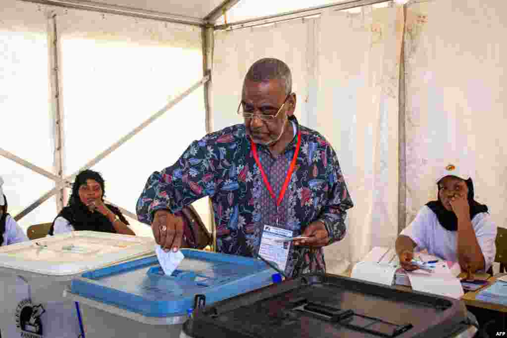 Seif Shariff kiongozi wa ACT akipiga kura wilaya ya Garagara, Zanzibar Oktoba 28, 2020