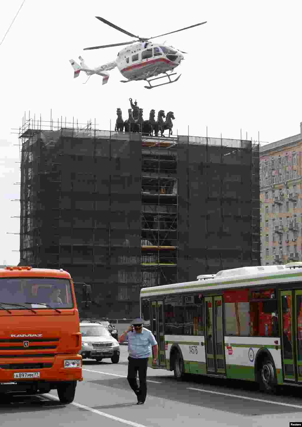 Sebuah helikopter layanan darurat mendekati pintu masuk stasiun kereta menyusul kecelakaan di kereta bawah tanah di Moskow (15/7).&nbsp;(Reuters/Sergei Karpukhin)