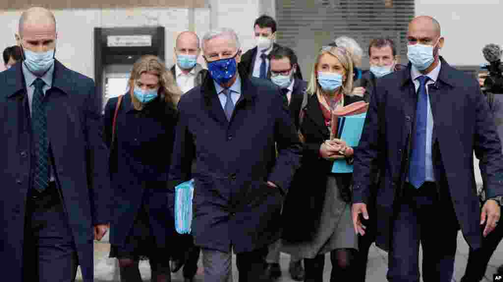 마이클 바니어 유럽연합(EU) 브렉시트 협상대표가 런던에서 영국의 EU 탈퇴 후 무역 협상을 위한 회의장으로 향하고 있다. 