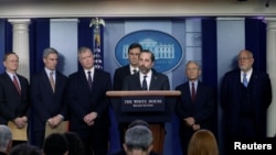 美国卫生与人力资源部部长阿扎尔等卫生官员，在白宫1月31日记者会上谈中国新冠病毒疫情爆发形势。