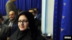  مینو خالقی، منتخب اصفهان در مجلس دهم در دیدار با حسن روحانی. دولت پیشتر از انتخاب او حمایت کرده بود.