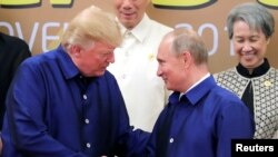 川普与普京在APEC峰会各国领导人合照时握手