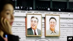 지난 2012년 4월 북한 평양의 김일성 광장에서 한 여성이 휴대전화 통화를 하고 있다.