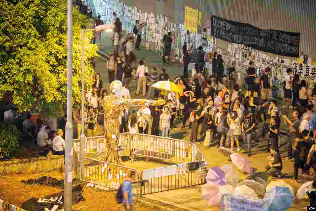 10月10日晚，数万人聚集在香港政府总部周围，开展新一波占中抗议活动。(美国之音方正拍摄)