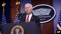 美国总统拜登在五角大楼发表讲话。（2021年2月10号）