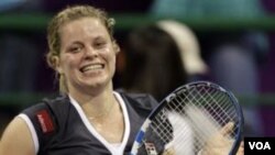 Kim Clijsters merayakan kemenangan setelah mengalahkan petenis Denmark Caroline Wozniacki dalam final Kejuaraan Tenis WTA di Qatar Oktober lalu.