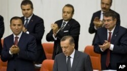 Para menteri memberikan tepuk tangan dalam sebuah sidang kabinet yang dipimpin Perdana Menteri Tayyib Erdogan (Foto: dok). Kabinet Turki sedang menggelar sidang terkait pesawat temur yang ditembak jatuh di Suriah. 