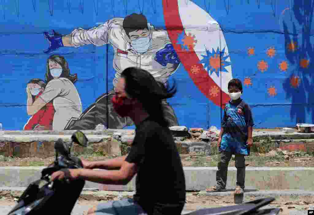 인도네시아 자카르타 거리에 신종 코로나바이러스 방역을 묘사한 벽화가 그려져있다.