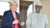 Marine Le Pen et le président tchadien Idriss Déby Itno à Amdjarass, Tchad, le 21 mars 2017. (VOA/André Kodmadjingar)