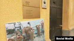 عکس تفنگداران آمریکایی در مقابل سفارت سوییس در تهران