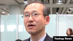 6자회담 한국 수석대표인 임성남 외교부 한반도평화교섭본부장이 1일 중국 베이징 공항 출국장을 나서고 있다.