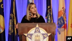 资料照：纳什维尔市长梅根·巴里在田纳西州纳什维尔的警察兄弟会大会上讲话。（2017年8月28日）