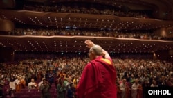 2016年11月17日，达赖喇嘛抵达日本横滨国际平和会议场，在舞台上向观众挥手致意。